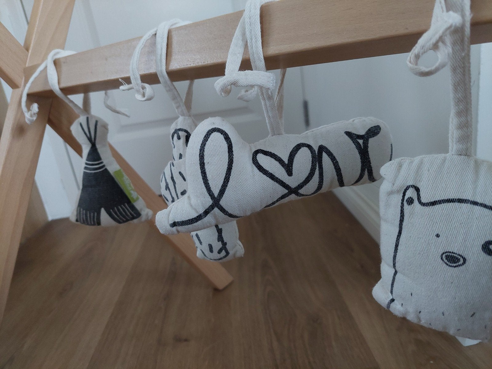 Houten babygym met stoffen speeltjes, Kinderen en Baby's, Speelgoed | Babyspeelgoed, Ophalen, Gebruikt, Babygym