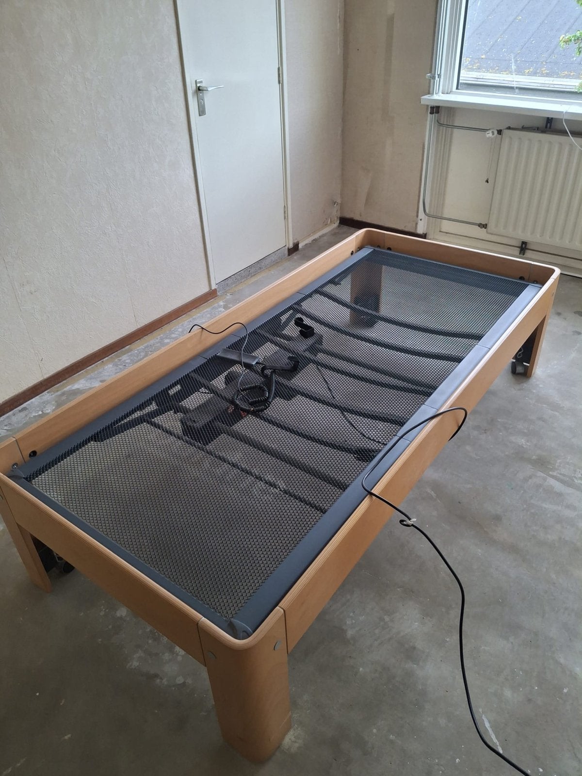 Auping elektrisch verstelbaar seniorenbed met afstandsbedien, Ophalen, 90 cm, Eenpersoons, Bruin