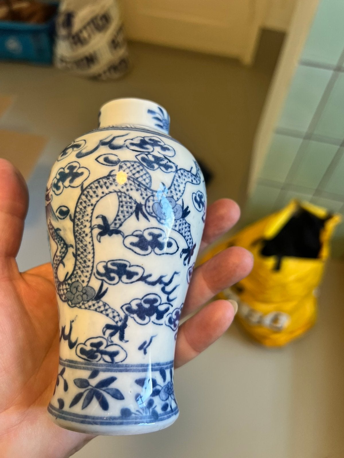 Oosters vaasje met draken, Antiek en Kunst, Ophalen of Verzenden