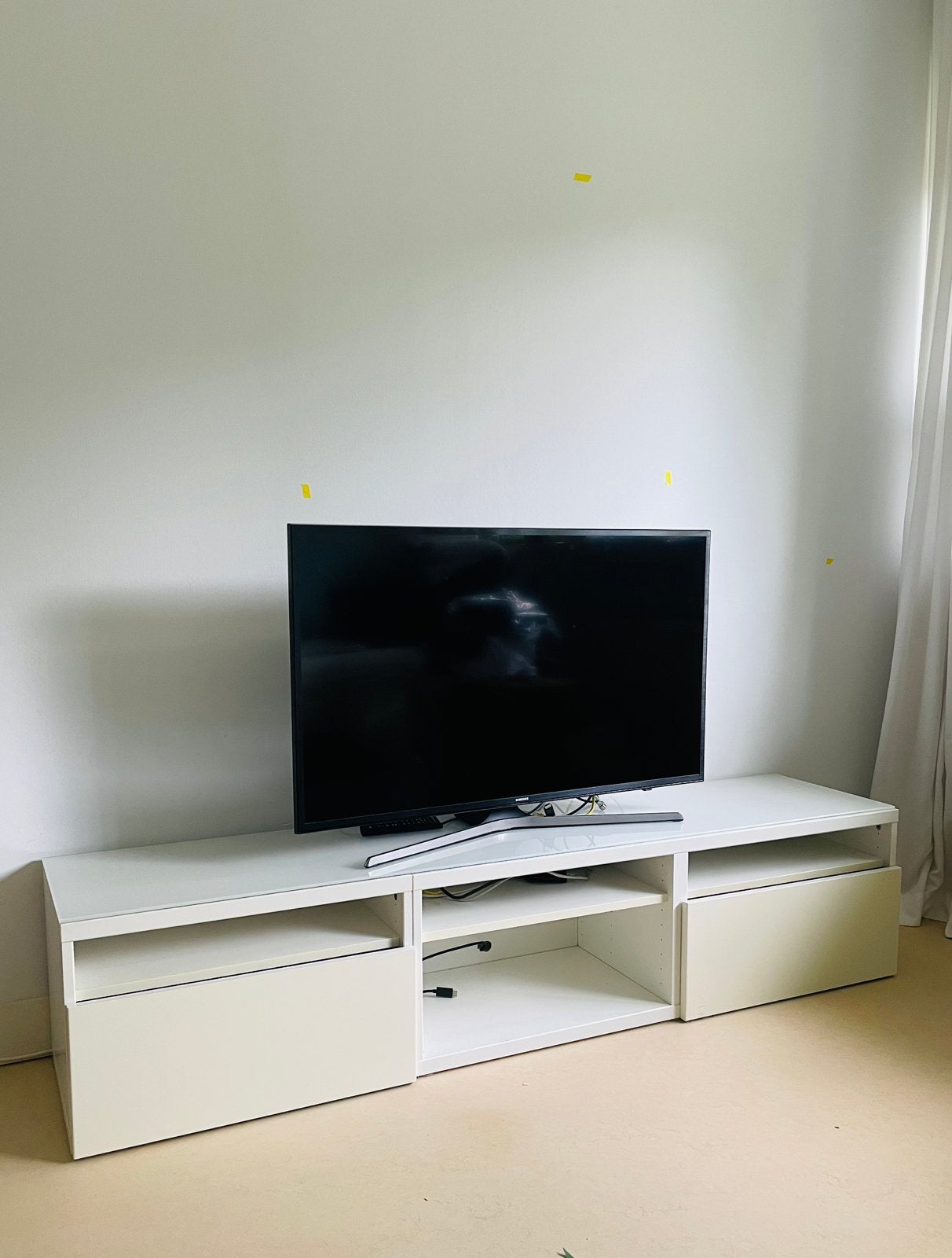 Modern tv meubel afgewerkt met glasplaat, Ophalen, 150 tot 200 cm, Zo goed als nieuw, Minder dan 100 cm