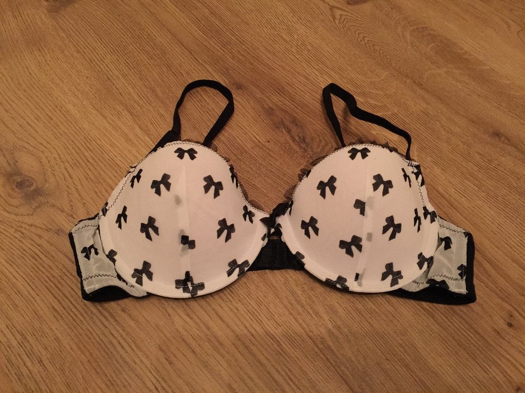 BH zwart wit strikje 75B incl bijpassende string setje, Kleding | Dames, Ondergoed en Lingerie, Ophalen, Overige kleuren, Setje