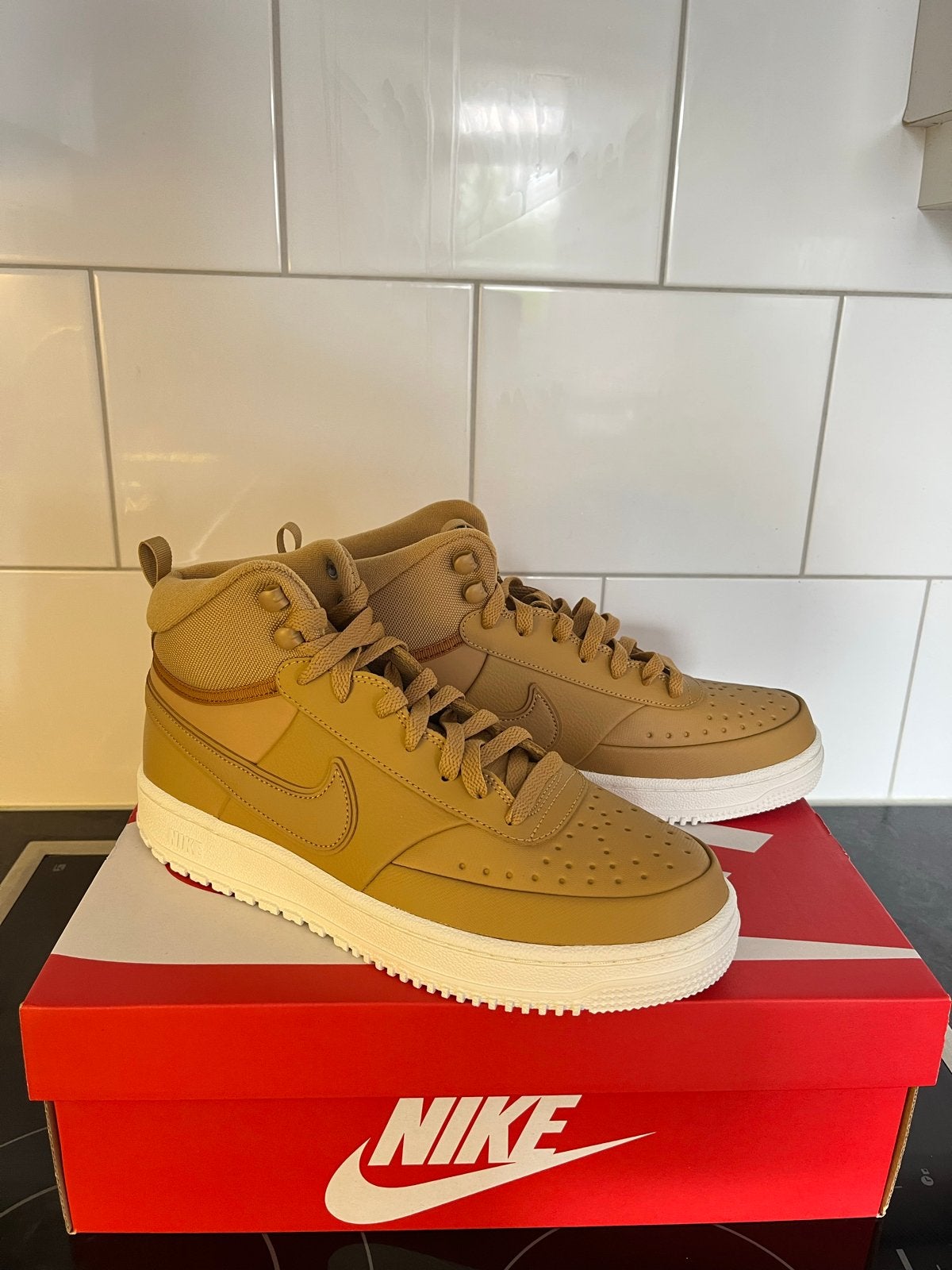 Nike Court Vision Mid Winter Gold - Maat 43 - Nieuw in doos, Overige kleuren, Nieuw, Ophalen of Verzenden, Sneakers of Gympen