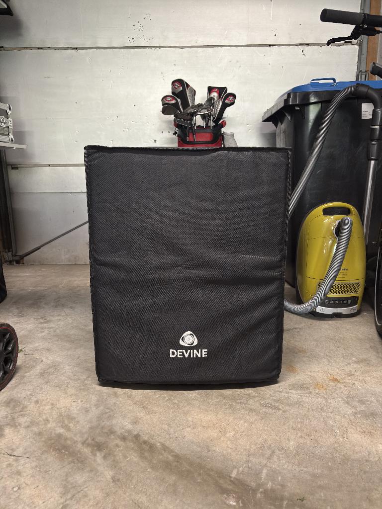 Devine Axeo 18a inclusief beschermhoes, Subwoofer, Zo goed als nieuw, 120 watt of meer, Ophalen