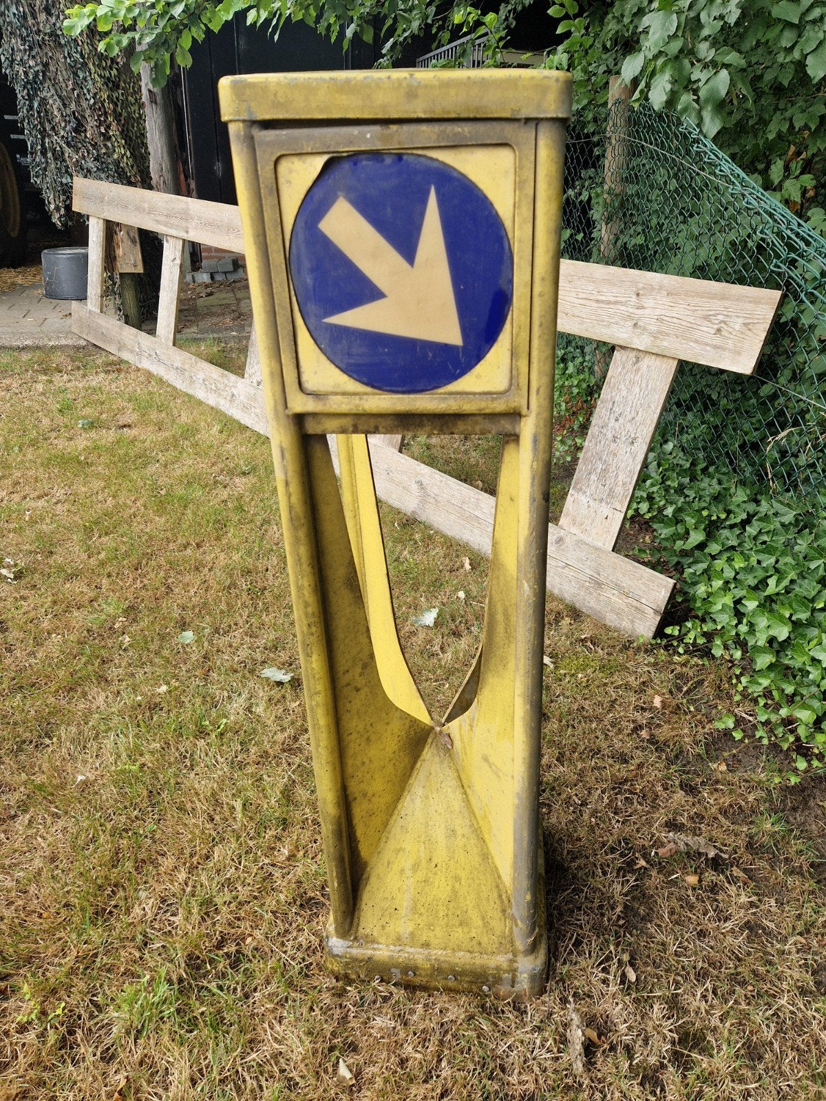 Gele retro Verkeerszuil, Ophalen