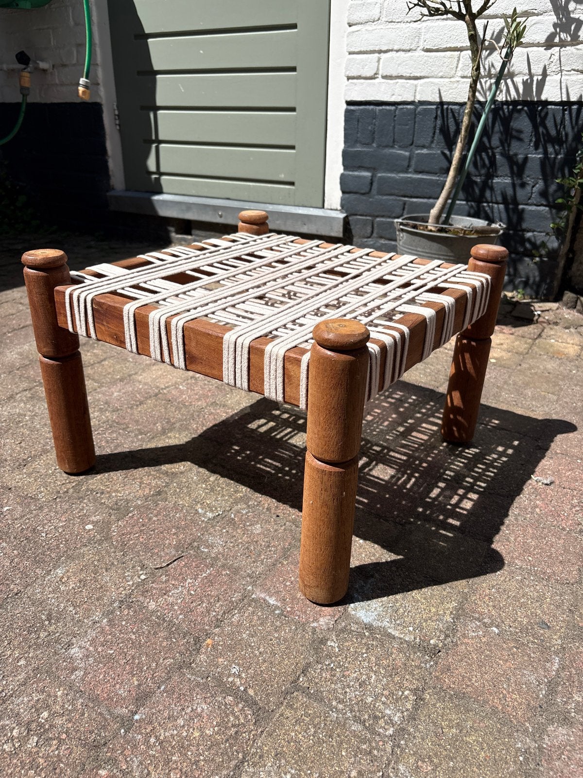 Mango houten bijzettafel met touwzitting 43x43x30cm, Huis en Inrichting, Tafels | Bijzettafels, Ophalen, Minder dan 45 cm, Minder dan 55 cm