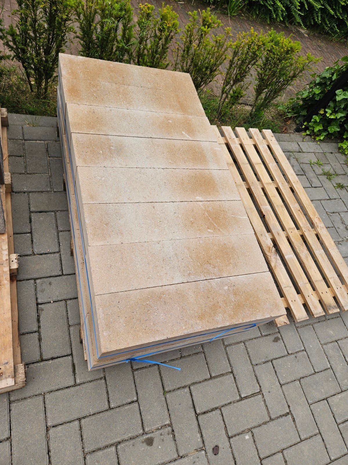 Diverse partij beige tegels en opsluitbanden, Tuin en Terras, Tegels en Klinkers, Ophalen, Nieuw, 10 m² of meer, Beton