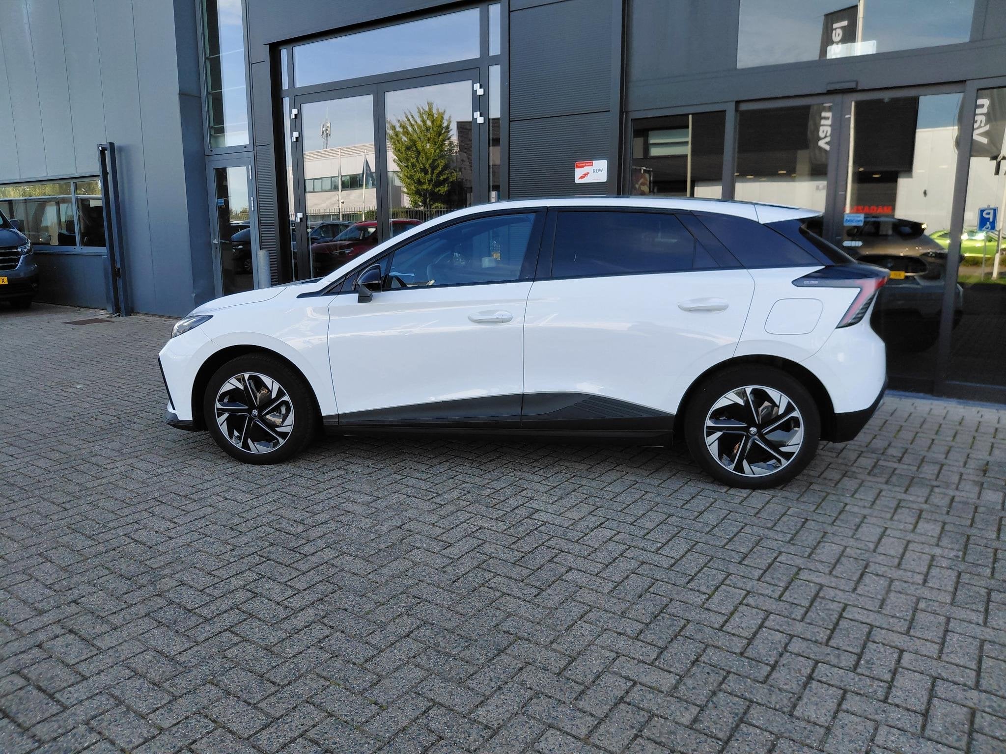 MG 4 Luxury 64 kWh, 12 maanden, Gebruikt, Origineel Nederlands, 500 kg
