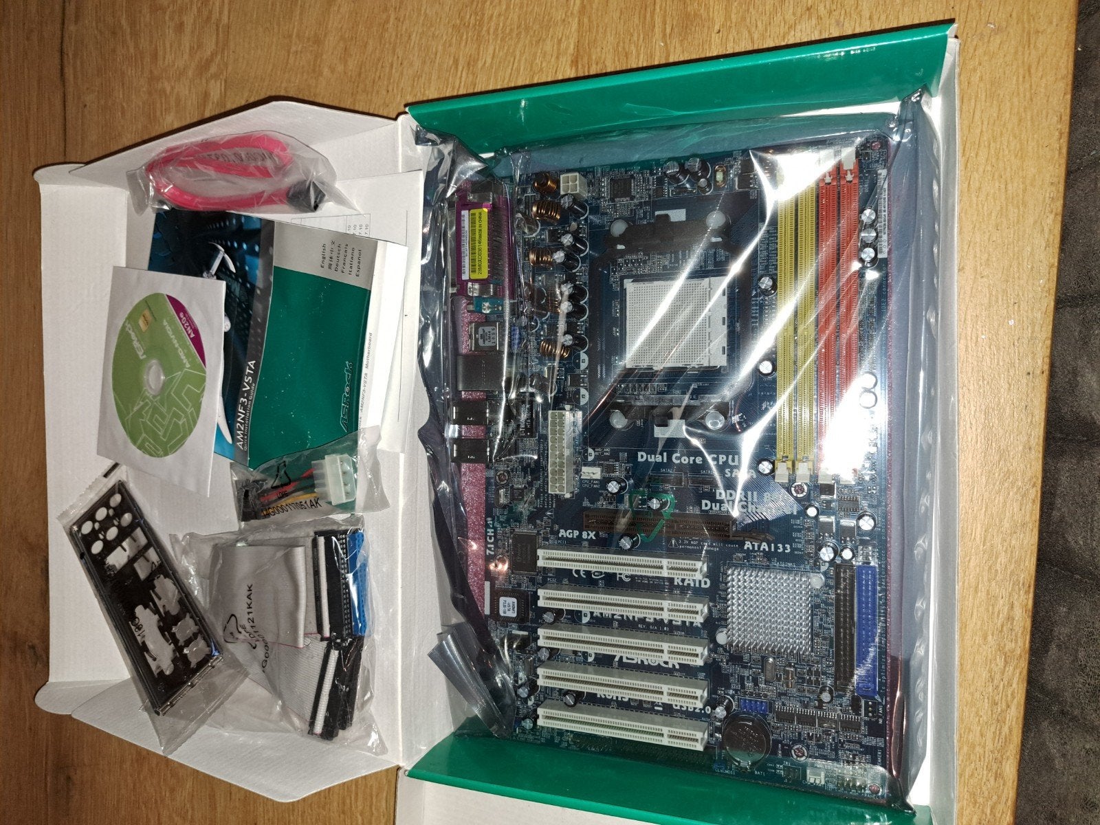 ASRock Moederbord met accessoires - Nieuw in doos, Computers en Software, Nieuw, Ophalen of Verzenden, DDR, Socket 754/939