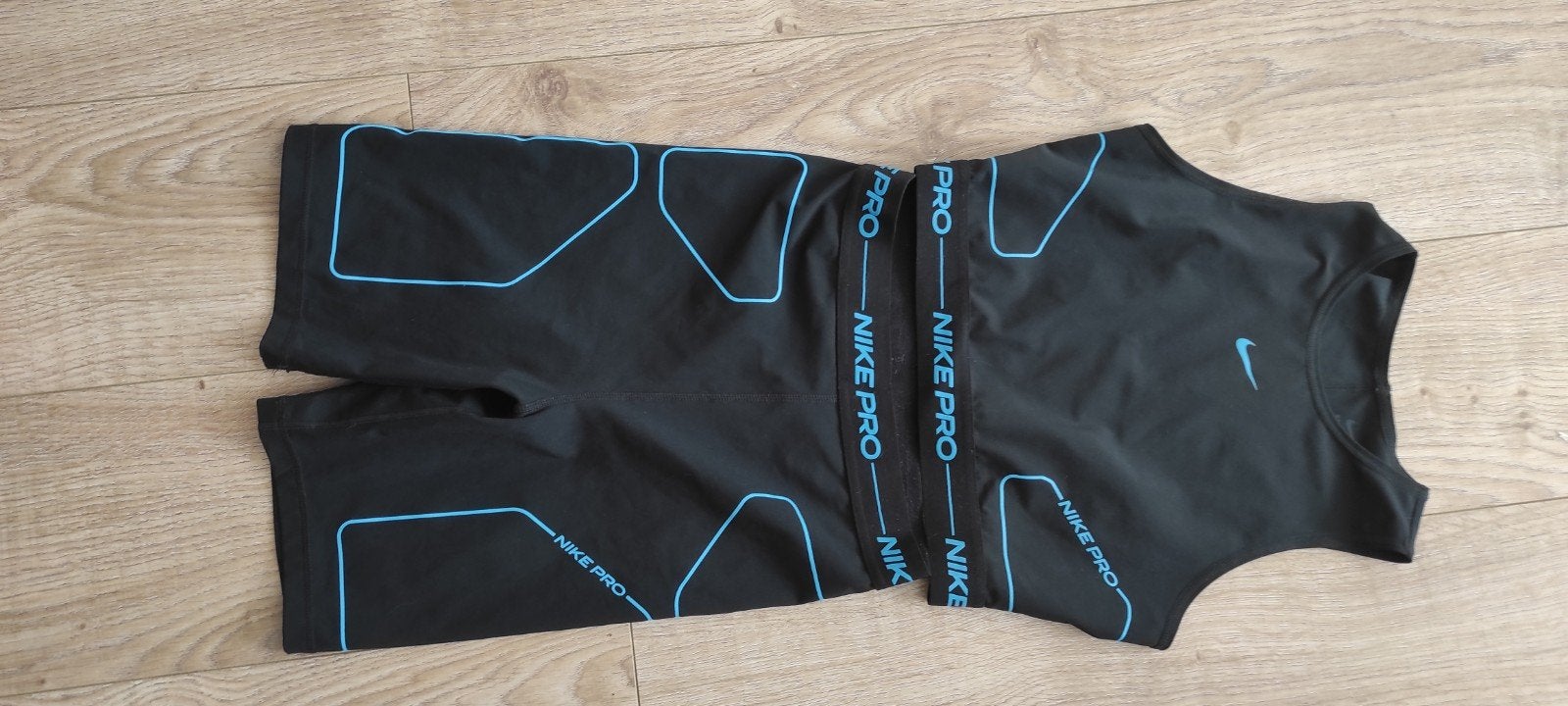 Nike Pro sportset (top en korte broek) - Maat S, Zwart, Nike Pro, Ophalen of Verzenden, Maat 36 (S)