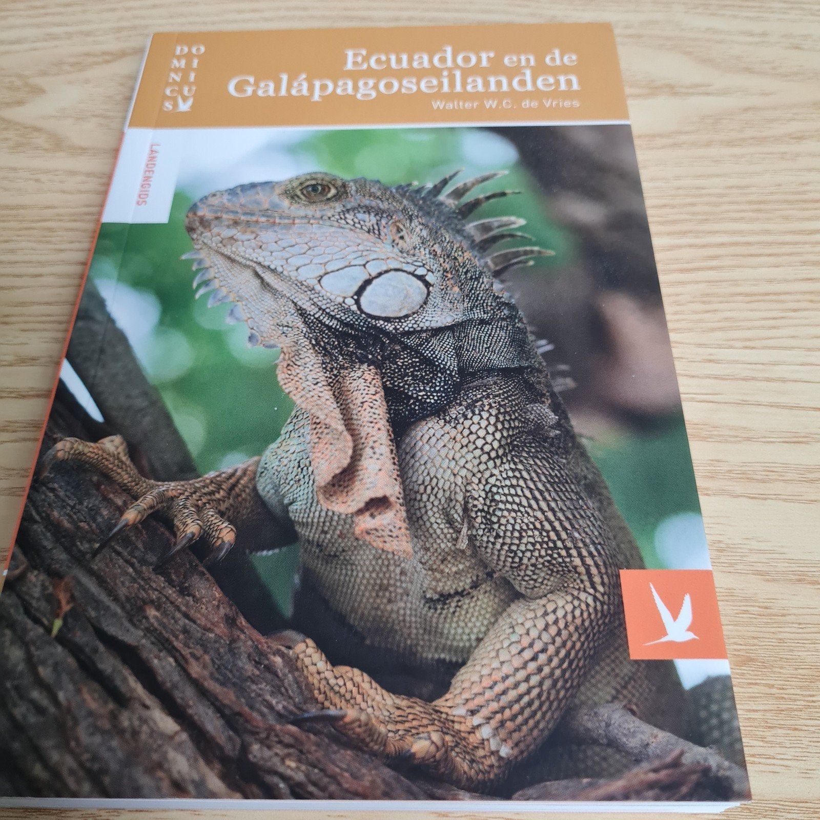 dominicus Ecuador en de Galápagoseilanden, Walter de Vries,, Overige merken, W. de Vries, Ophalen of Verzenden, Reisgids of -boek