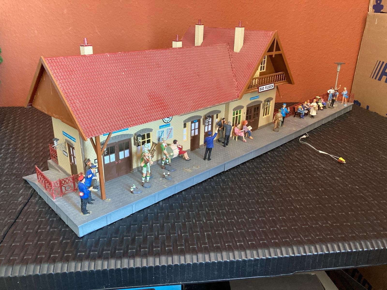 Station Bad Filseck met perron en figuren marklin, Ophalen, Gebruikt, Brug, Tunnel of Gebouw, Märklin