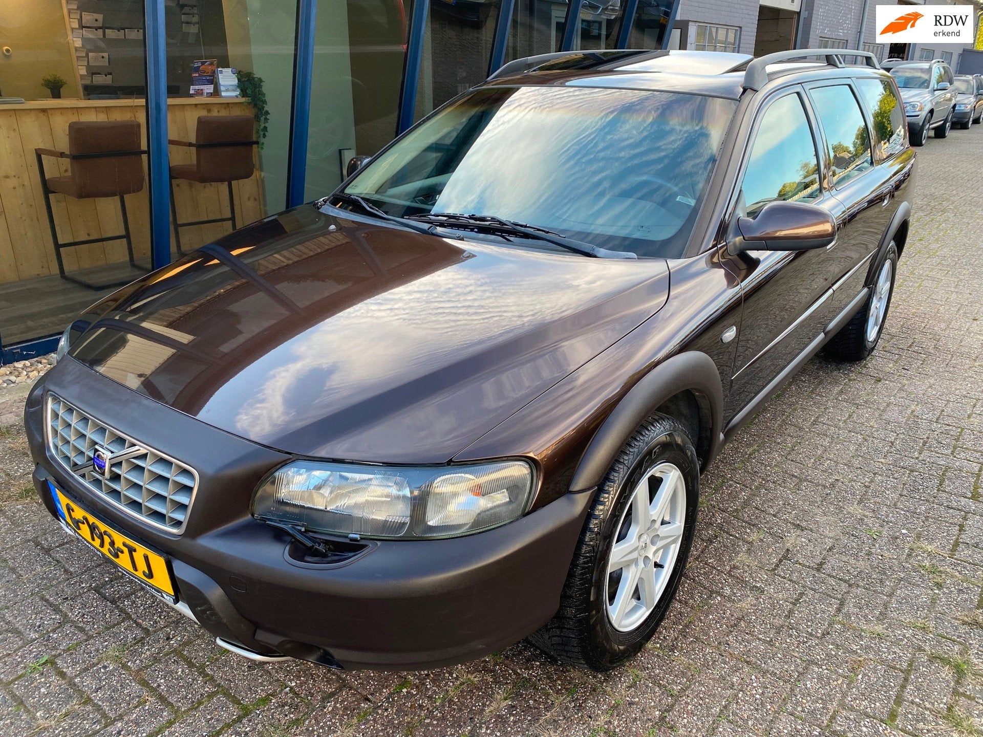 Volvo XC70 2.5 T AWD Automaat Comfort LEER / SUNROOF / YOUNG, Auto's, Automaat, Zwart, Bruin, XC70