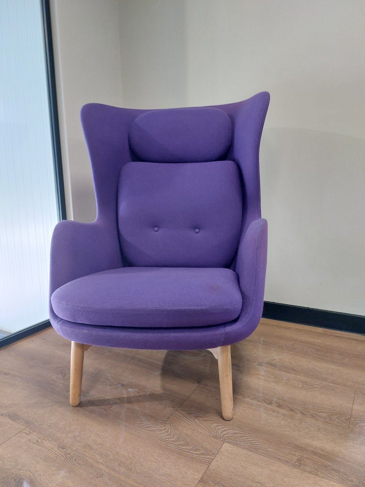 Fritz Hansen Ro Fauteuil - Paars, Zo goed als nieuw, Modern design, Scandinavisch, Hout, 75 tot 100 cm, Ophalen of Verzenden