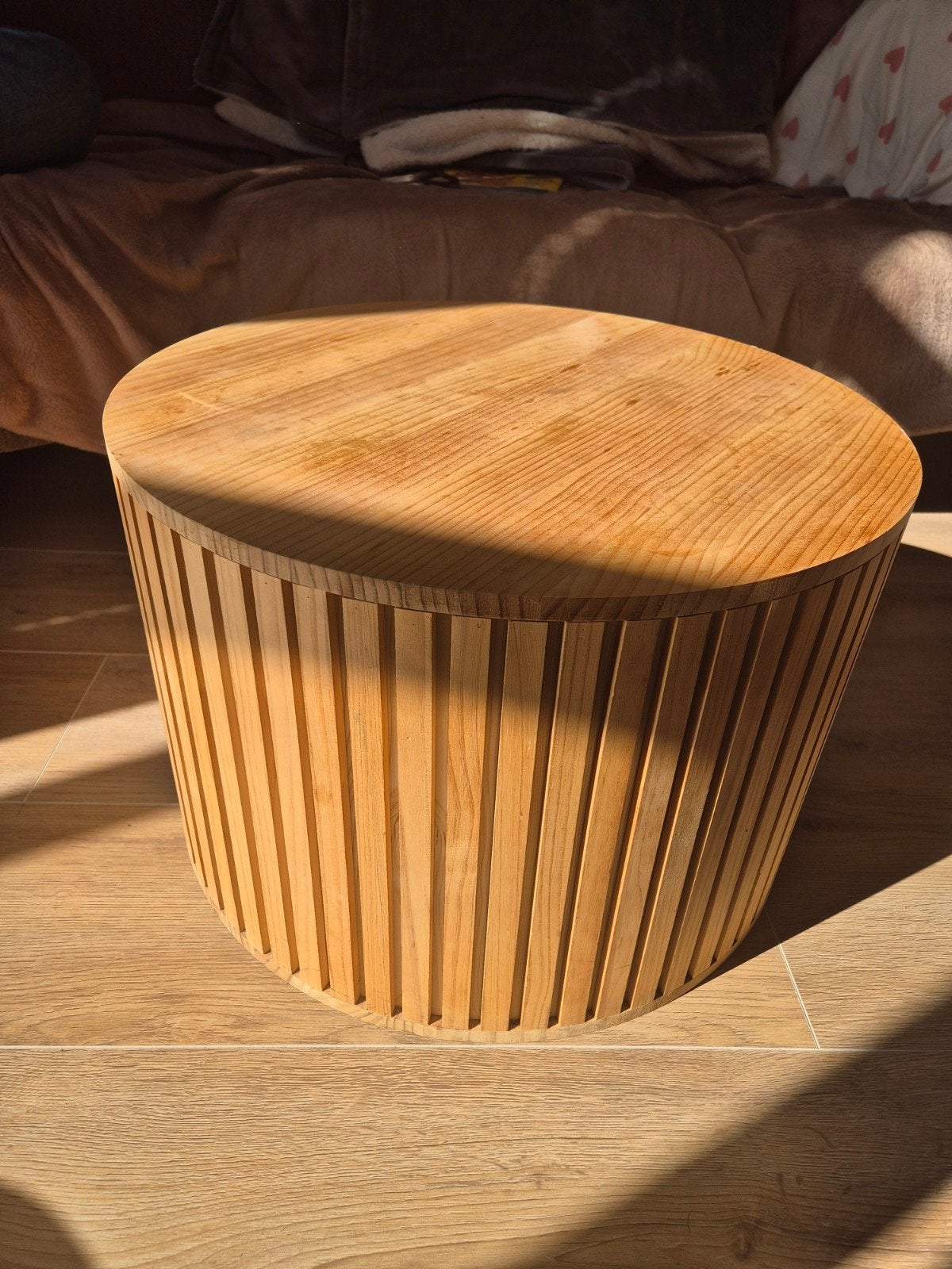 Ronde houten salontafel met latten design, 50 – 75, 50 tot 100 cm, Modern, Scandinavisch, Rond