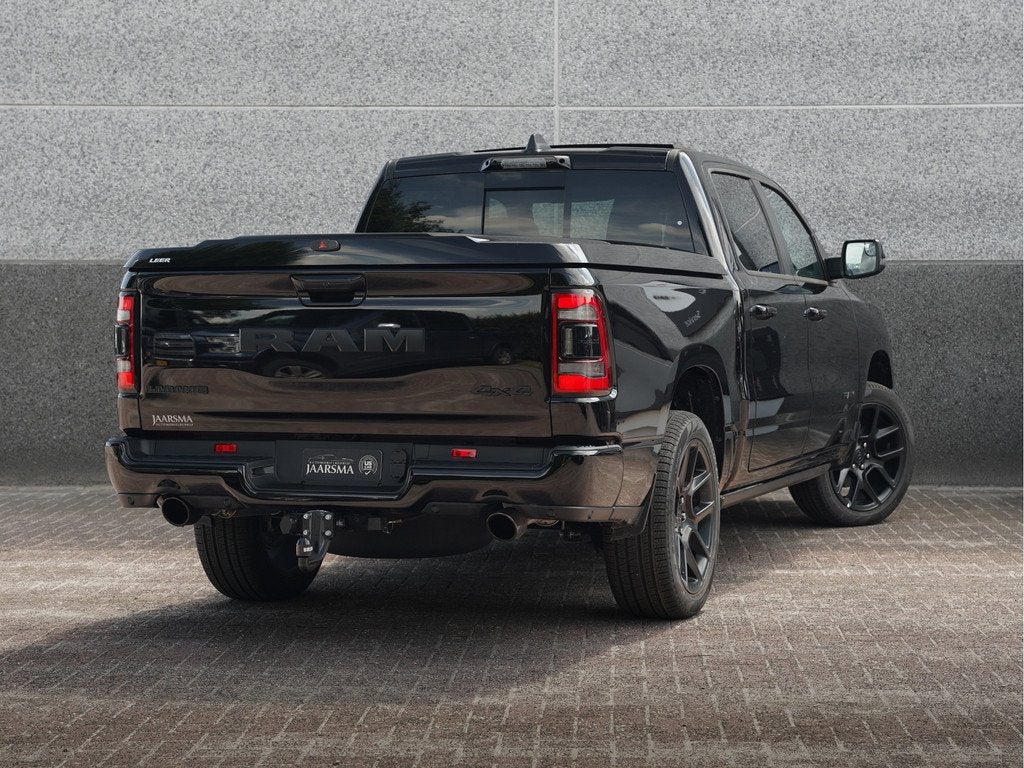 Dodge Ram 1500 5.7L V8 Laramie Night 4x4 CrewCab Panoramadak, Auto's, Dodge, Automaat, 2460 kg, 5654 cc, Adaptive Cruise Control