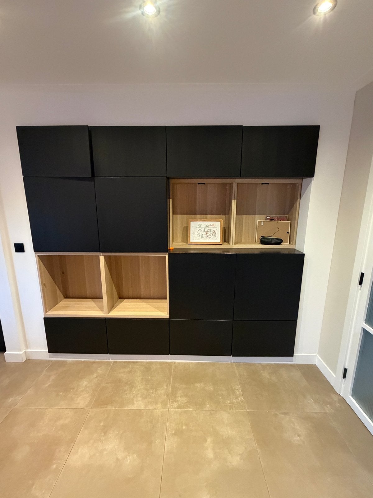 IKEA wandkast / servieskast zwart met hout – ingebouwd, Huis en Inrichting, Kasten | Wandmeubels, Ophalen, 200 cm of meer, Zo goed als nieuw