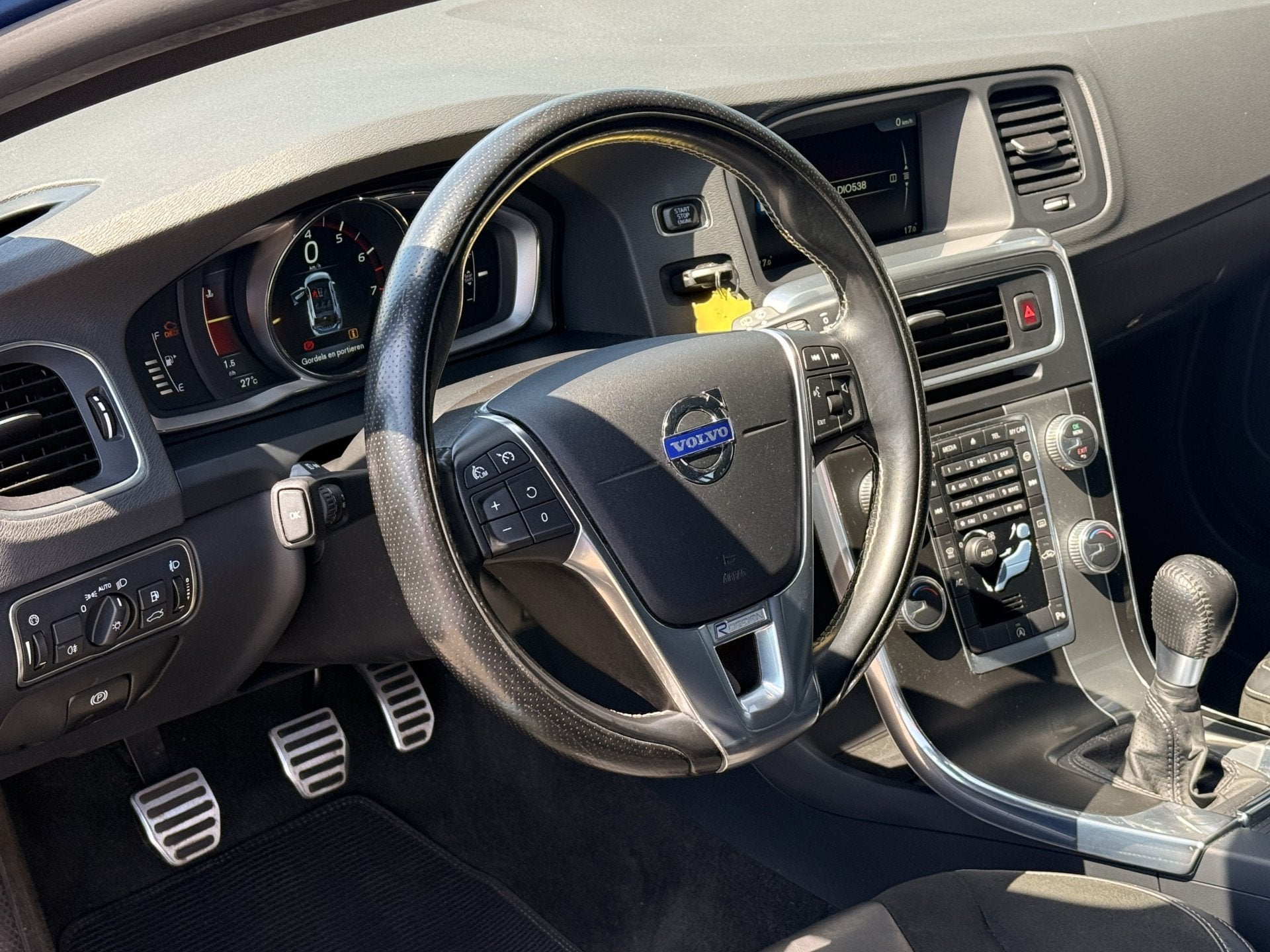 Volvo V60 1.6 T3 R-Design | Afn Trekhaak | Cruise | Parkeers, Voorwielaandrijving, Gebruikt, Zwart, 4 cilinders