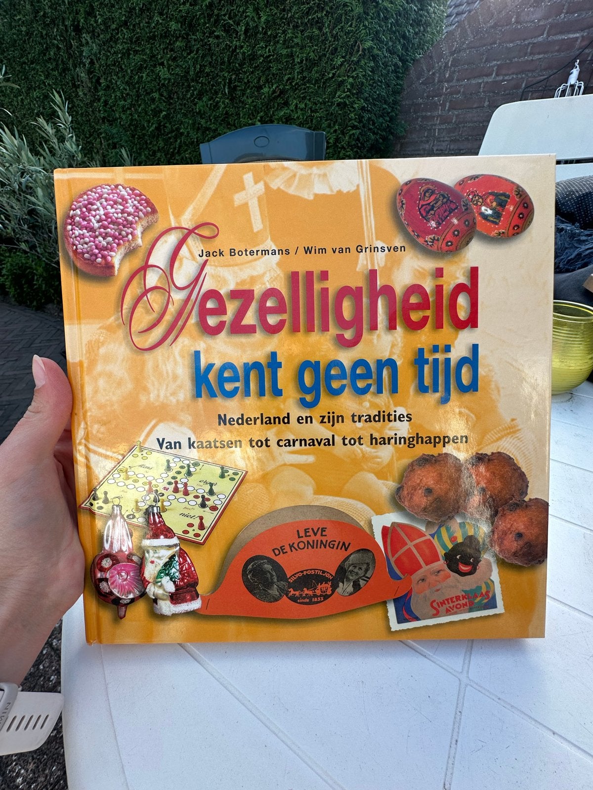 Gezelligheid kent geen tijd - Nederland en zijn tradities, Ophalen of Verzenden, 20e eeuw of later, Zo goed als nieuw