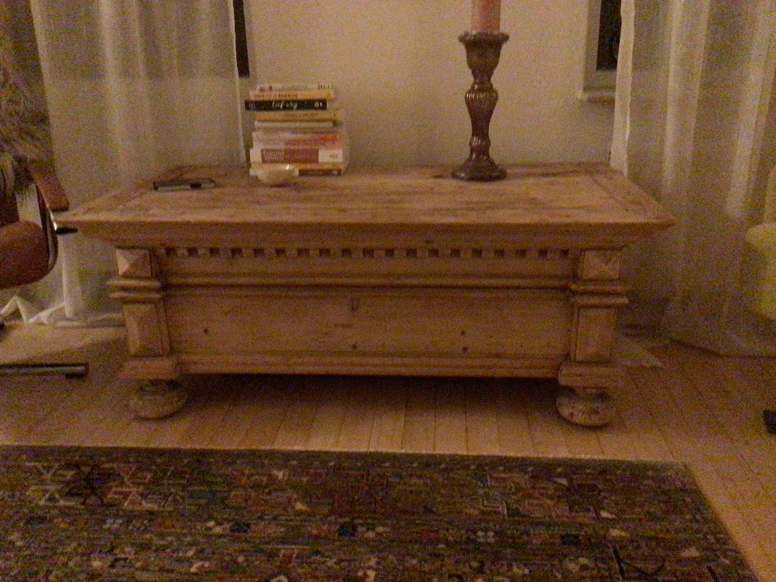 Onderstel van massief grenen kast als tafel., Ophalen