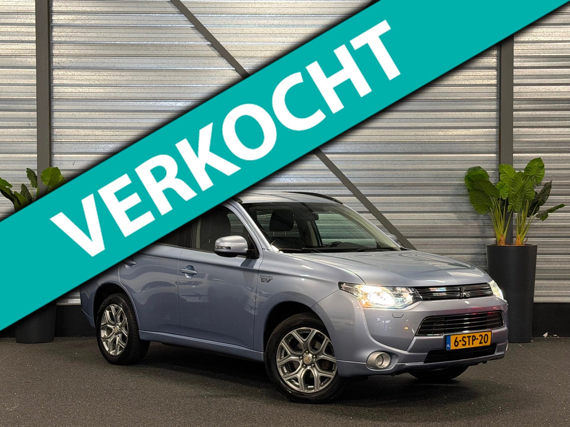 Mitsubishi Outlander 2.0 PHEV instyle+ XENON/NAVI/KEYLESS/CA, Zwart, 4 cilinders, Blauw, Leder en Stof