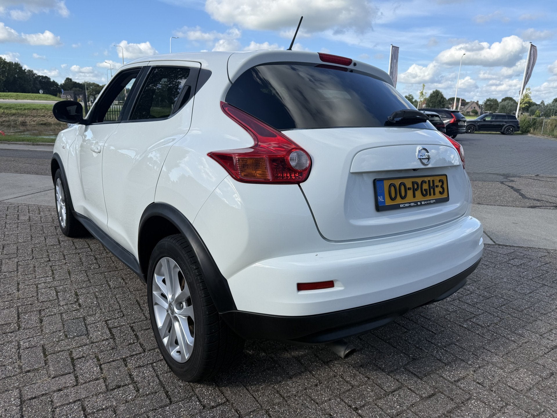 Nissan Juke 1.6 Acenta Eco * Navigatie * 1e eigenaar * NAP *, Auto's, Euro 5, Zwart, 4 cilinders, Wit