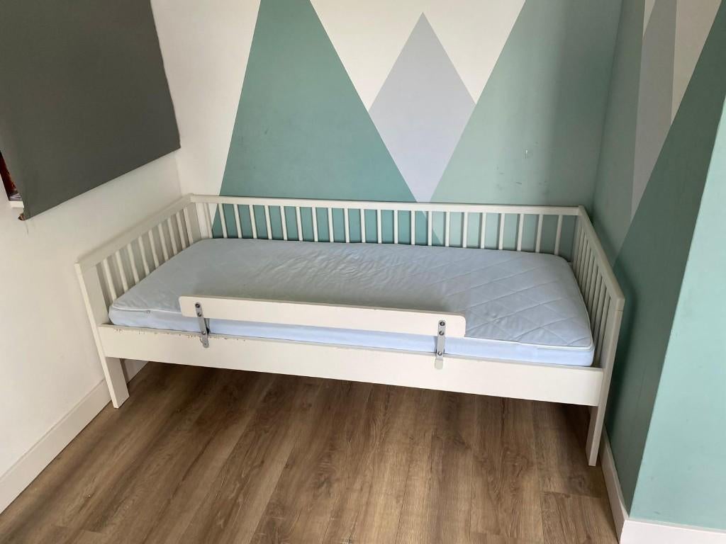 Ikea peuterbed met zijsteun en matras, Kinderen en Baby's, Kinderkamer | Bedden, Gebruikt, 70 tot 85 cm, 140 tot 160 cm, Ophalen