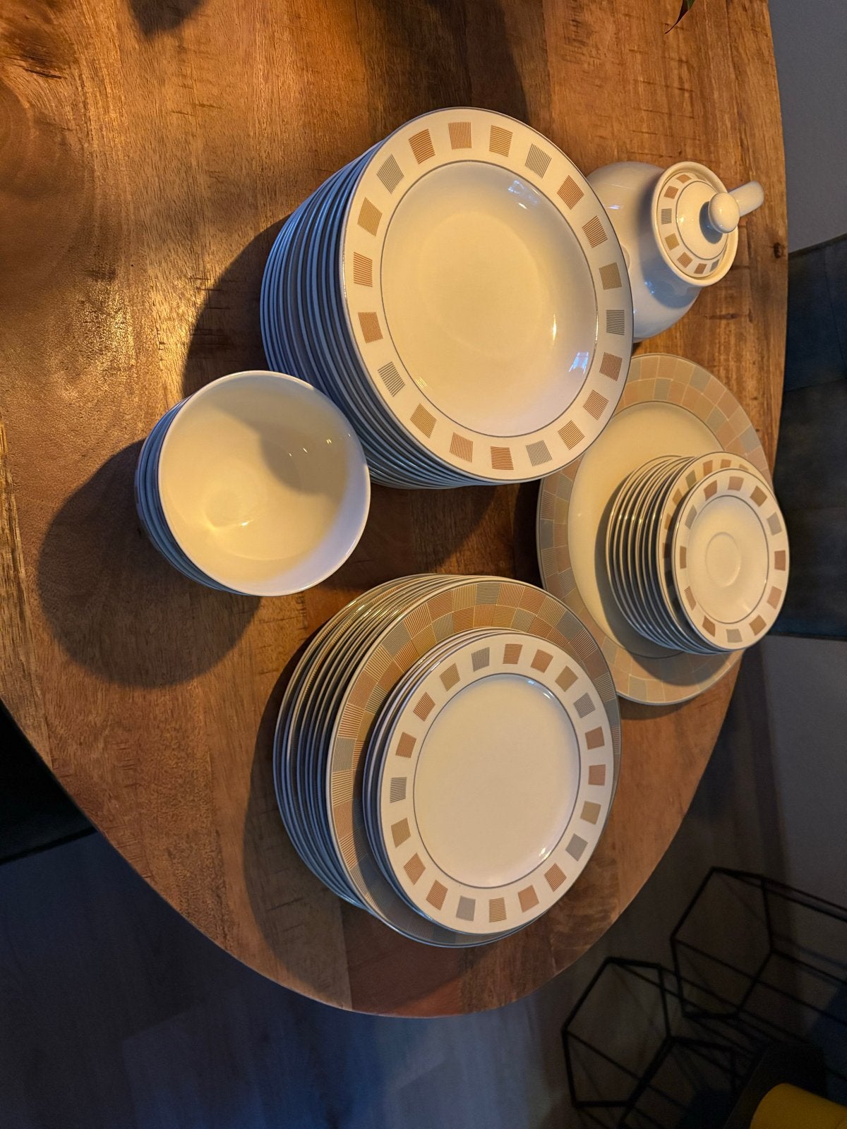 Servies (borden diep en plat, kom, theepot), Ophalen, Gebruikt, Keramiek, Modern
