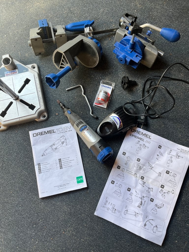 Werkstation Dremel 10.8V en Dremel 250 met accessoires, Ophalen of Verzenden, Zo goed als nieuw, Multitool, Overige merken