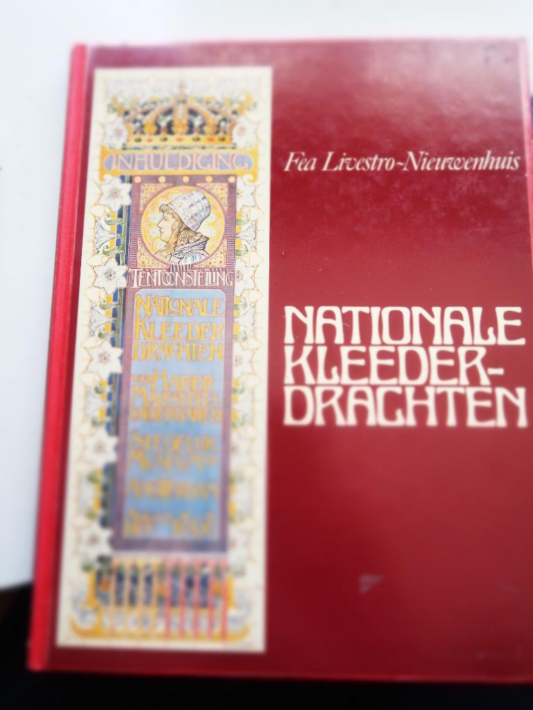 Nationale kleederdrachten,Fea Livestro- Nieuwenhuis-1987, Ophalen of Verzenden, Gelezen, Fea Livestro- Nieuwenhuis