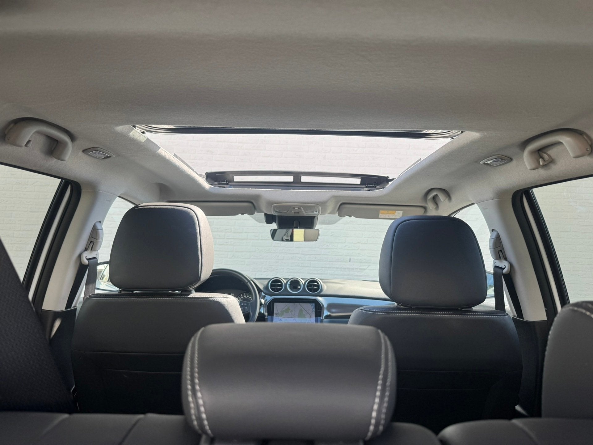 Suzuki VITARA 1.5 Hybrid Style Automaat Carplay Panorama Cam, Auto's, Suzuki, Gebruikt, 4 cilinders, 400 kg, Wit