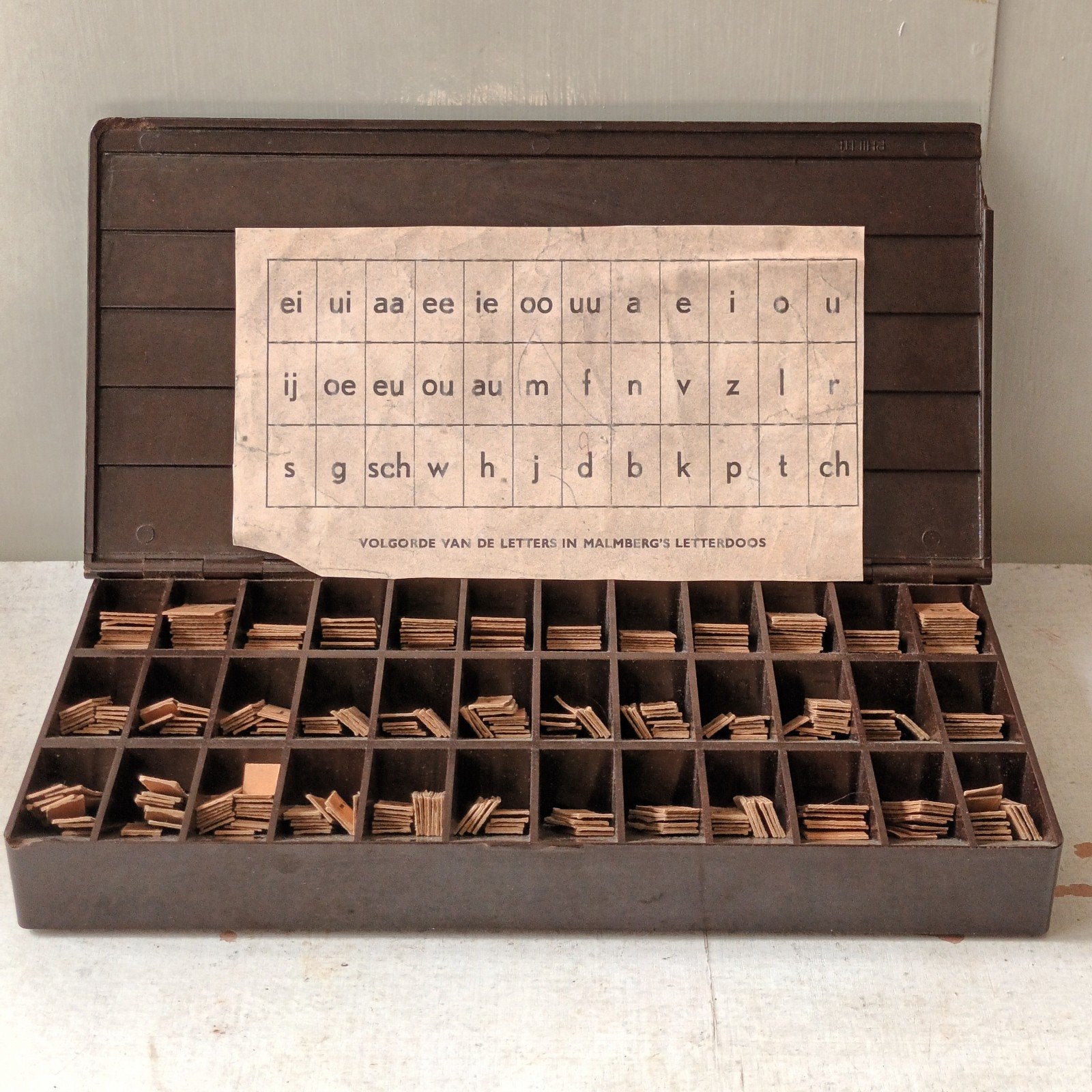 Vintage Malmberg's Letterdoos - Educatief Speelgoed, Antiek en Kunst, Antiek | Schoolplaten, Ophalen of Verzenden, Overige thema's