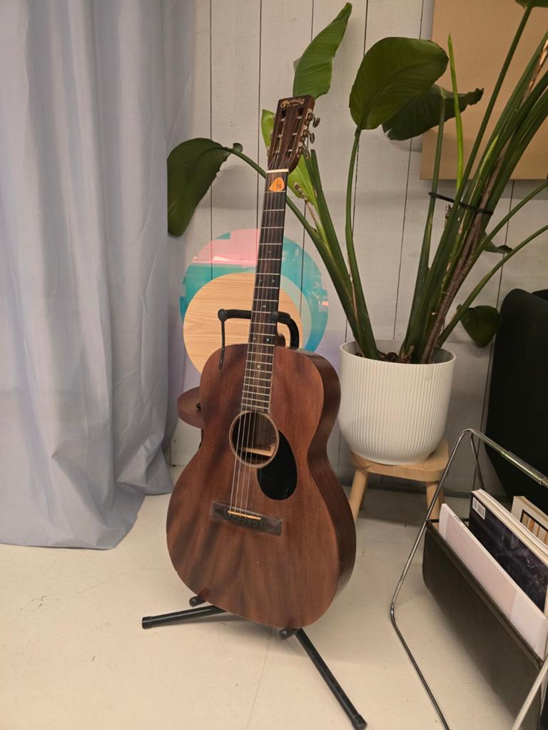 Sigma 000M-15S akoestische gitaar met Martin logo, Muziek en Instrumenten, Snaarinstrumenten | Gitaren | Akoestisch, Ophalen, Zo goed als nieuw