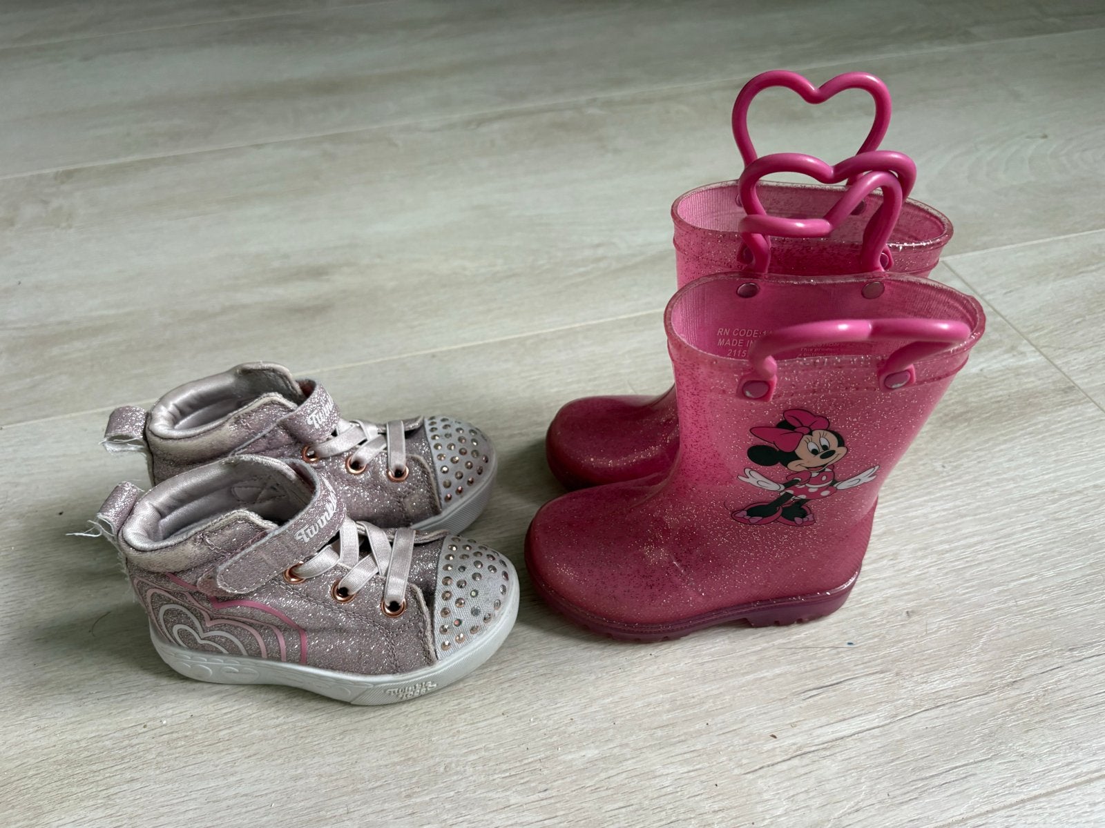 Meiden schoenen: Sketchers met lichtjes en Minnie Mouse laar, Ophalen of Verzenden, Gebruikt, Meisje, Schoenen
