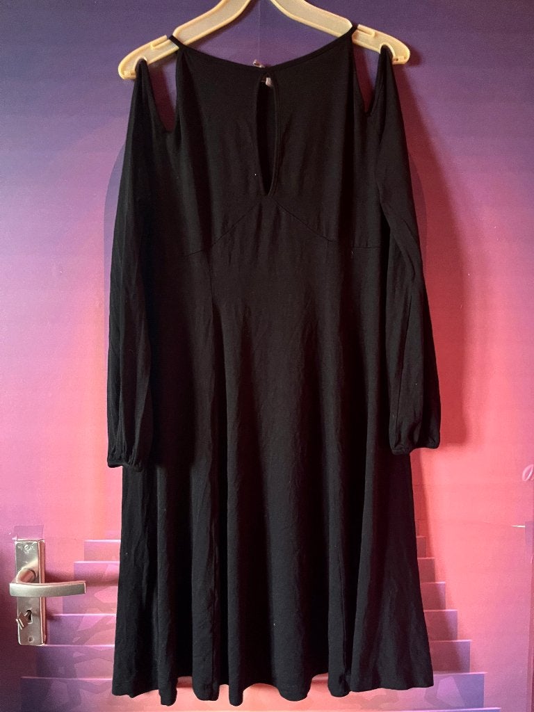 Bijna nieuwe warte off shoulder jurk maat 46 nu voor 24,99€, Zwart, Maat 46/48 (XL) of groter, Ophalen of Verzenden, Zo goed als nieuw