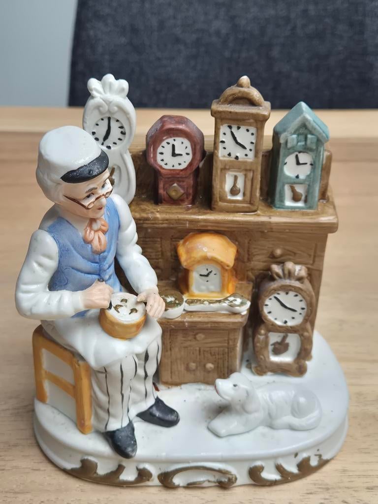 Beeldje Klokkenmaker met hondje - 16.5x15 cm, Ophalen of Verzenden