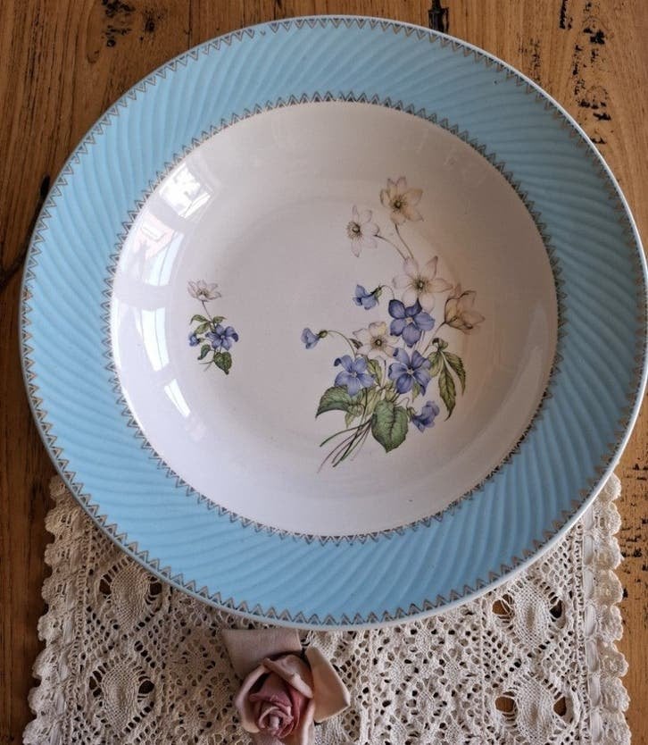 Frans brocante schaal met bloemen en lichtblauwe rand, Ophalen of Verzenden