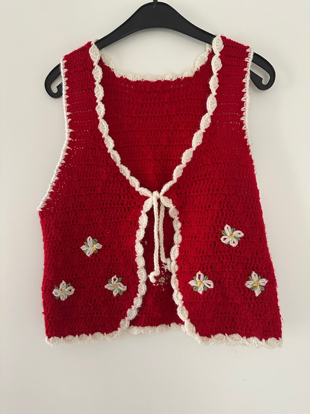 Handgemaakt rood gehaakt vestje met bloemen, Kleding | Dames, Ophalen of Verzenden, Zo goed als nieuw