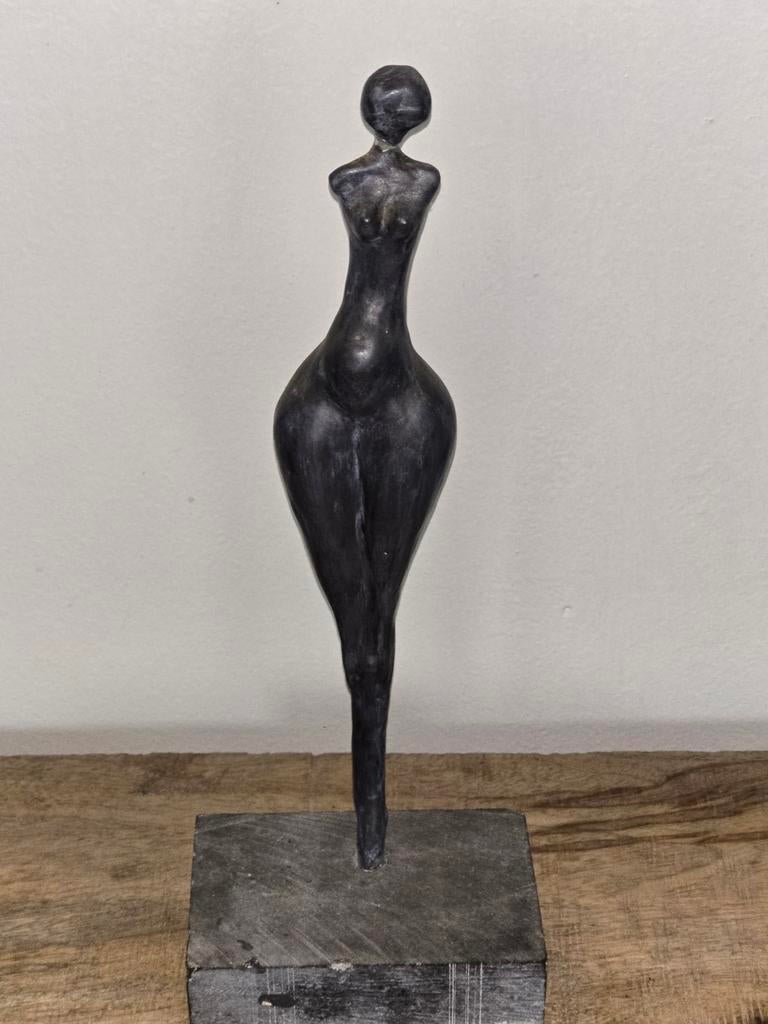 Donker beeldje van een vrouw op een stenen voet.hooft zit lo, Antiek en Kunst, Ophalen of Verzenden