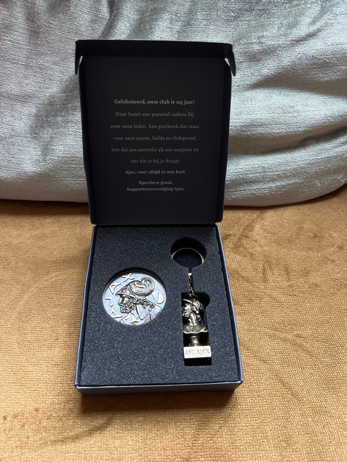 Ajax 125 Jaar Jubileum Medaille en Sleutelhanger Set, Ophalen of Verzenden, Nieuw