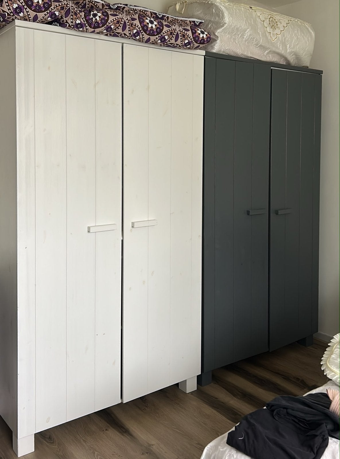 Twee gebruikte kledingkasten - wit en grijs, Huis en Inrichting, Ophalen, Gebruikt, 100 tot 150 cm, 150 tot 200 cm