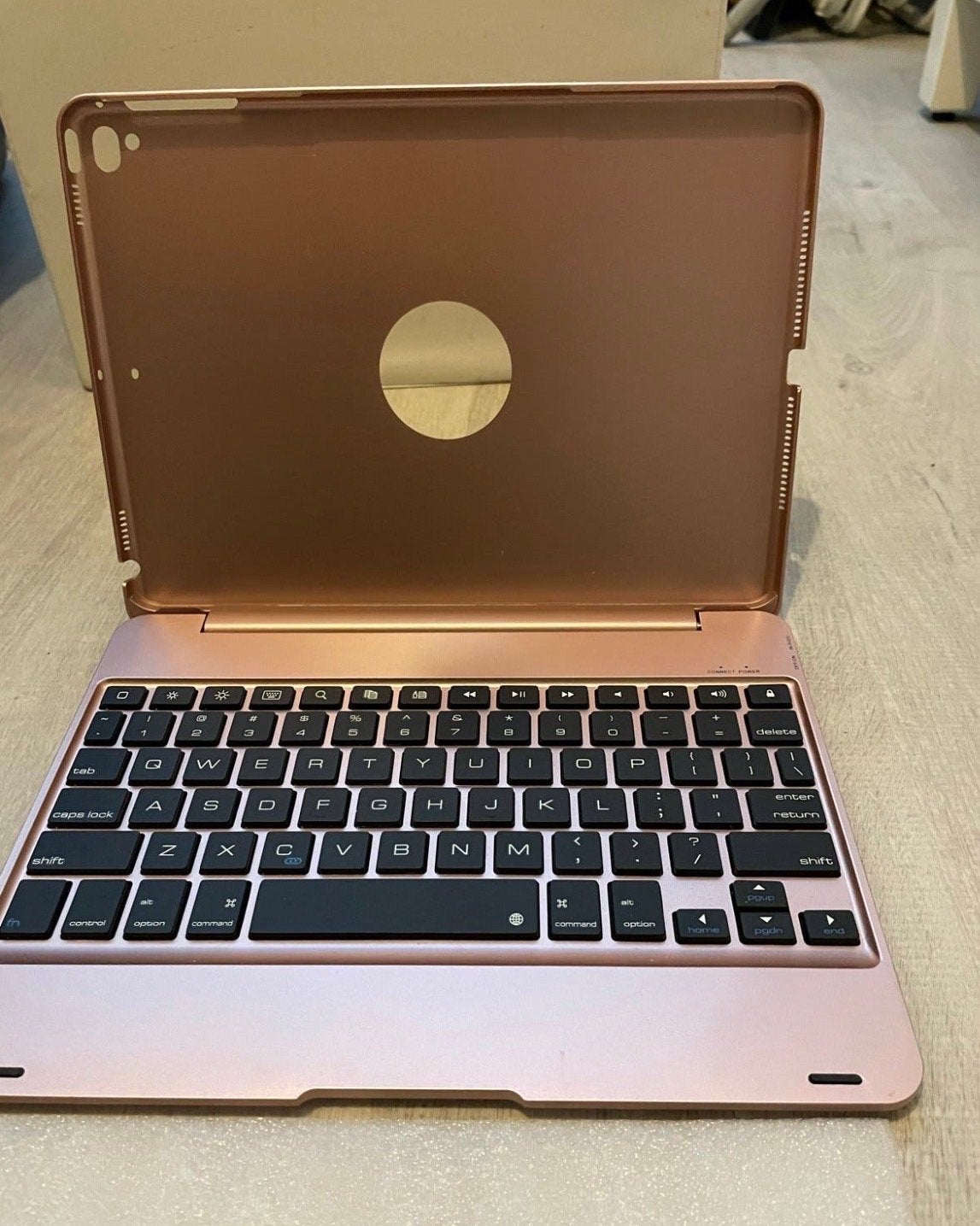 iPad hoes met toetsenbord - Roségoud 24,5 x18 cm, Ophalen of Verzenden, Gebruikt, 10 inch, Bescherming voor- en achterkant