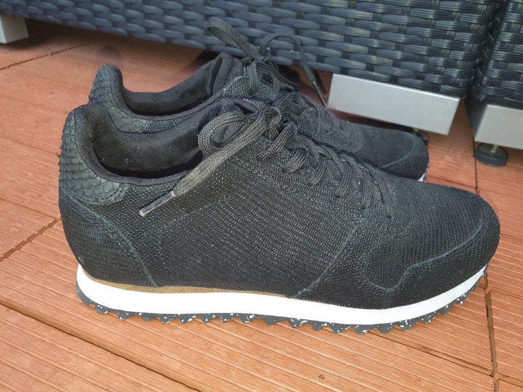 Woden mt.39 sneakers zwart nylon en rubber zool mooie staat, Kleding | Dames, Zwart, Ophalen of Verzenden, Woden, Sneakers of Gympen