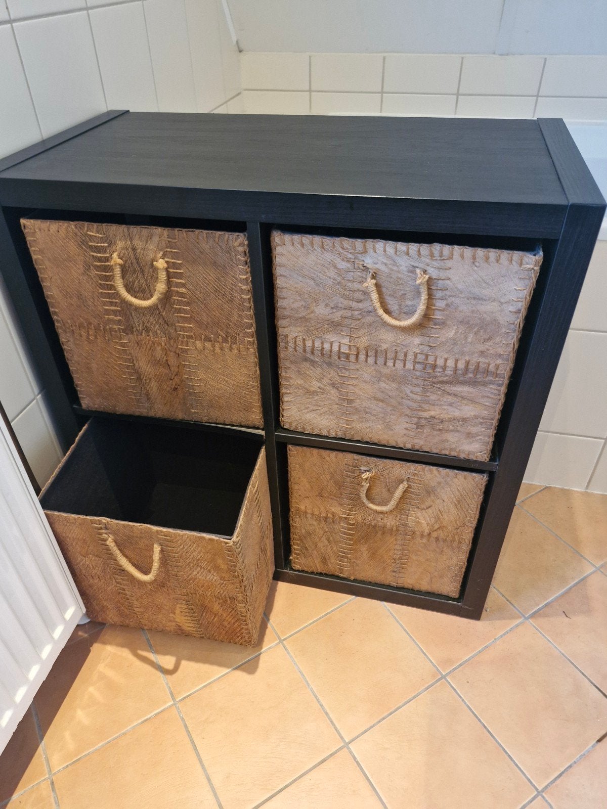 Zwart vakkenkastje met rieten manden, Ophalen, Gebruikt