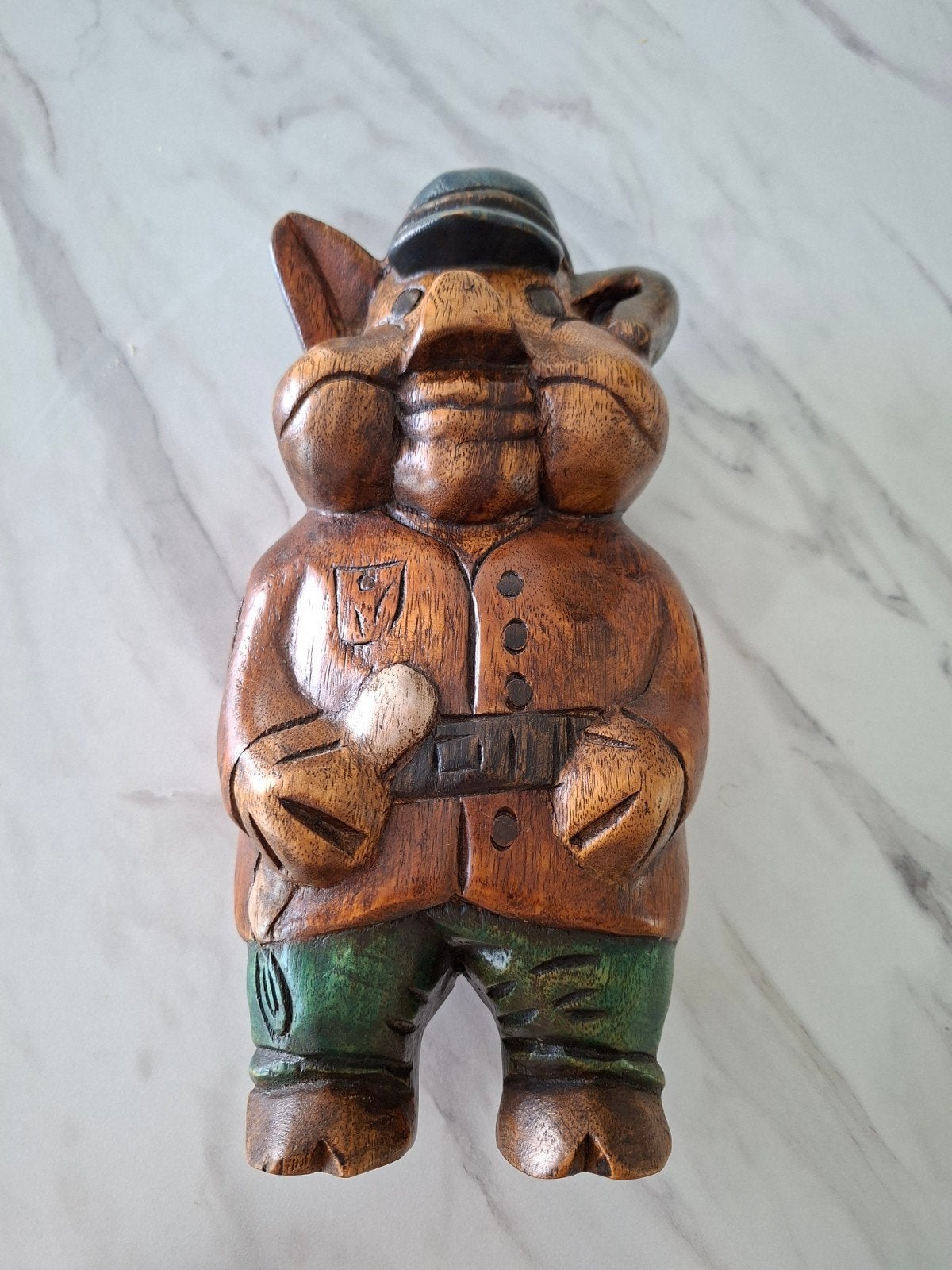 Houten beeld van een varken in uniform 30 cm, Handgemaakt, Ophalen of Verzenden, Zoogdier, 20 - 50 cm