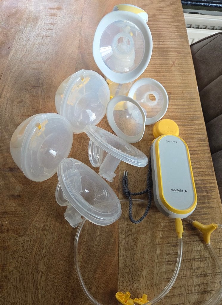 Medela kolfset (handkolf en freestyle elektrische kolf), Medela, Borstkolf, Ophalen of Verzenden, Zo goed als nieuw