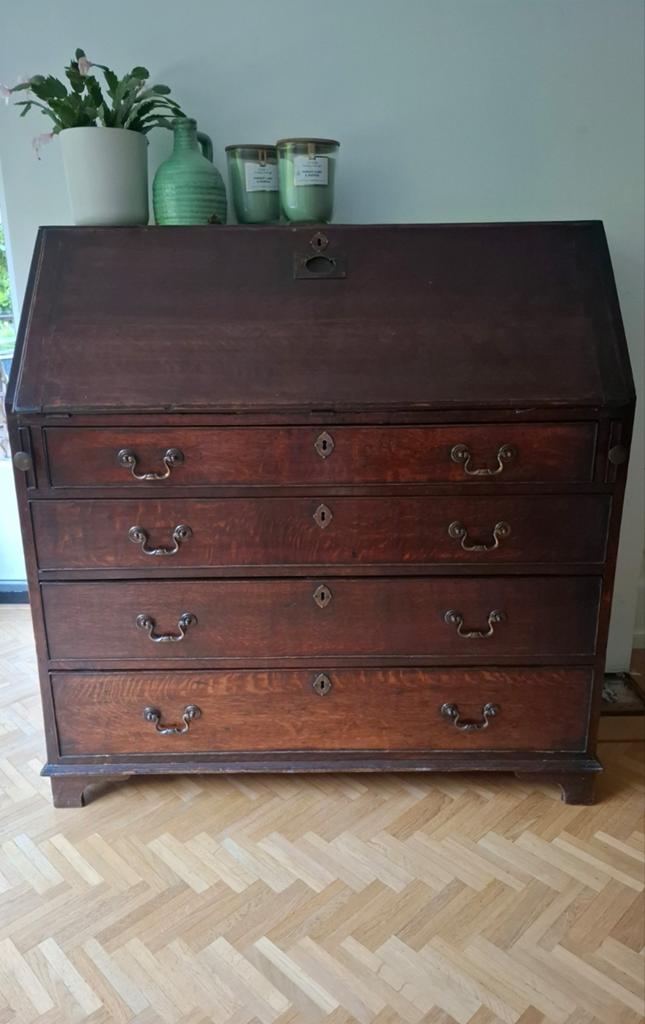 Engels secretaire met klep en vier ruime laden, Ophalen