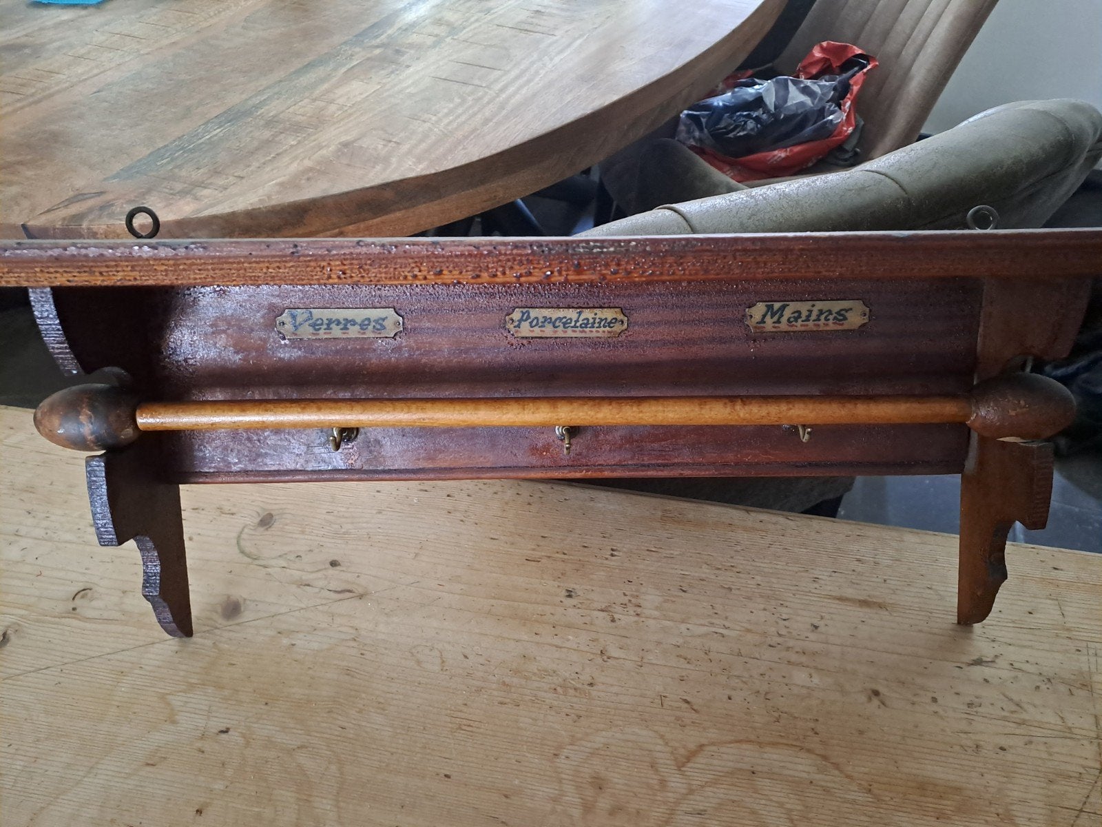 Vintage houten wandrek met handdoekhouder en haken, Ophalen of Verzenden