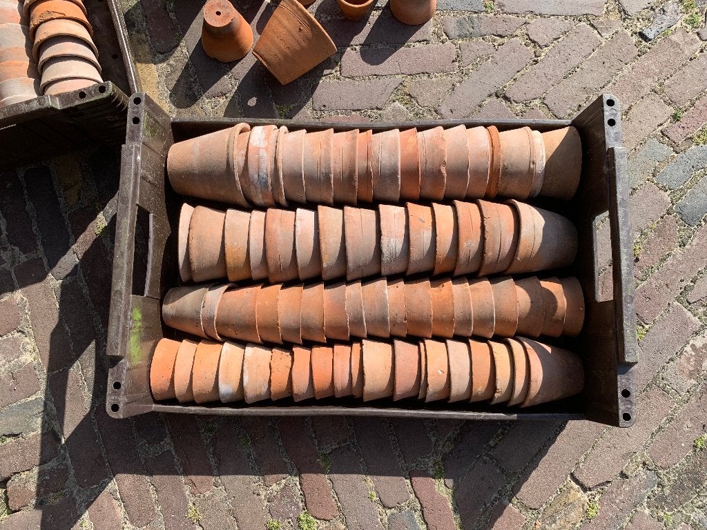 Foto 15 van Antieke handgemaakte aardewerken kweekpotjes