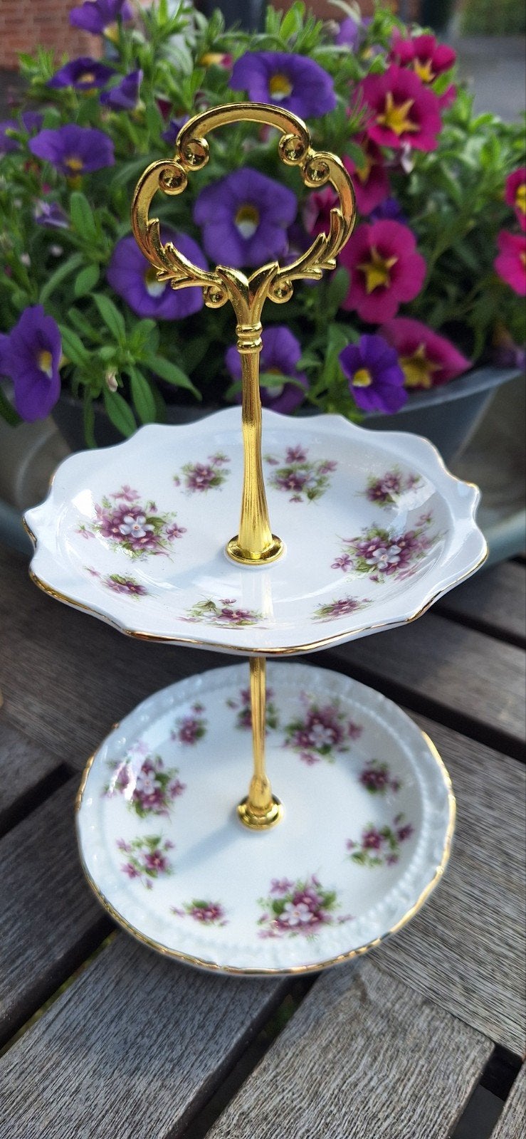 Royal Albert Sweet Violets etagere handmade €27,50, Huis en Inrichting, Woonaccessoires | Etagères, Etagère, Demontabel, Ophalen of Verzenden