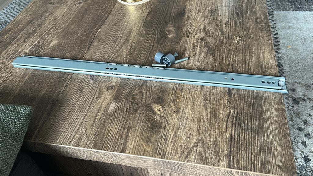 IKEA KOMPLEMENT Uittrekbare multihanger, donkergrijs, Zo goed als nieuw, Minder dan 100 cm, Metaal, Ophalen